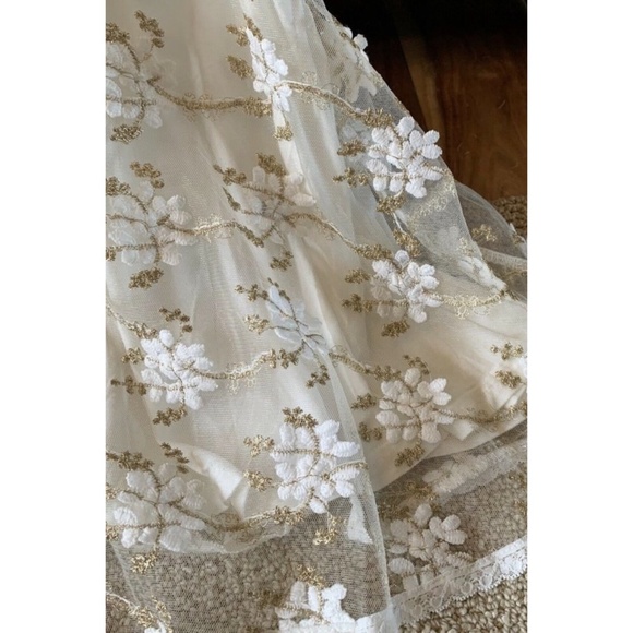 POL Cream Embroidered Floral Lace Cropped Cami Top - Picture 2 of 8